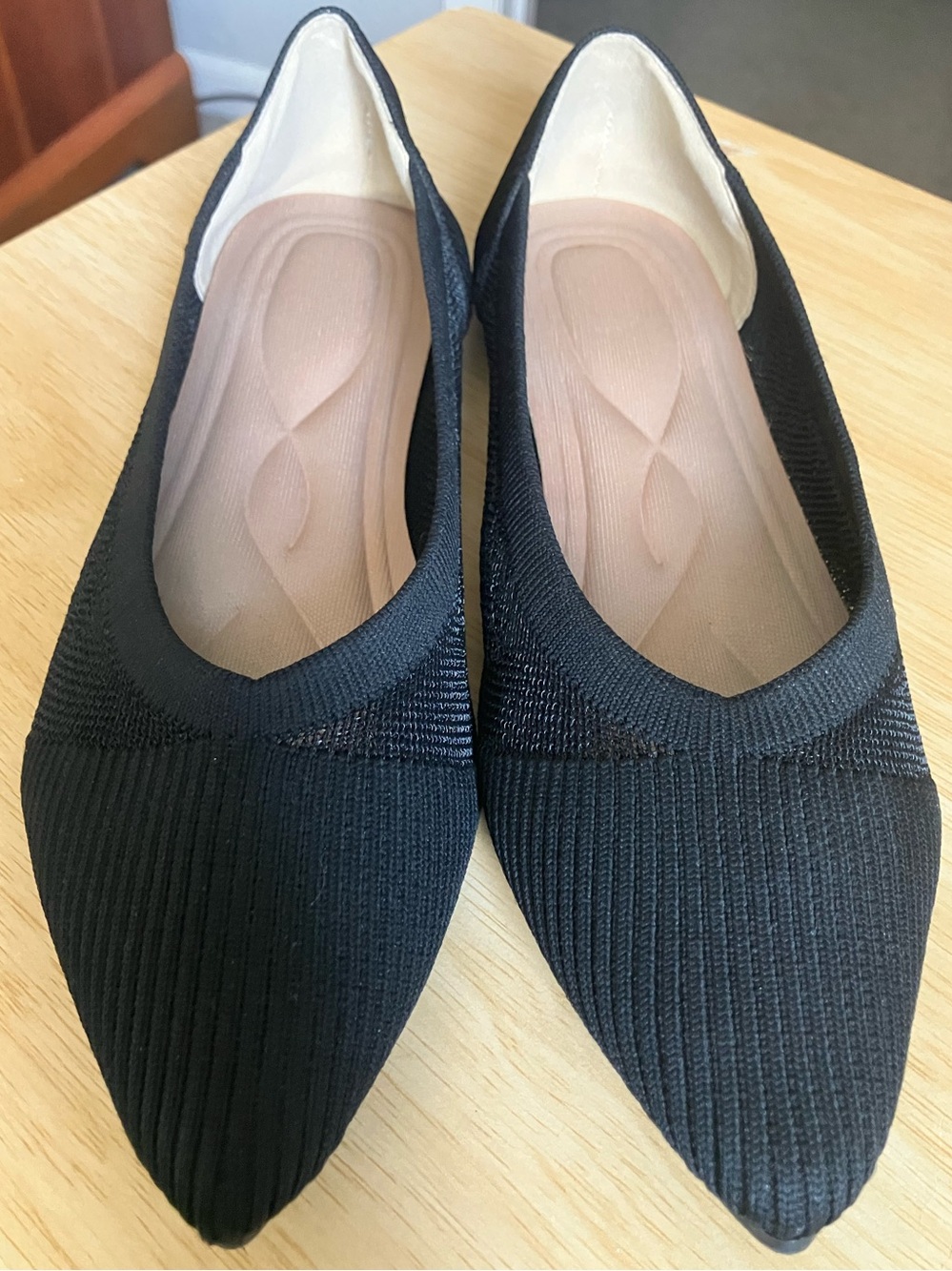 Ladies Size 8 Mesh Flats in Black, pointy toe, Cushion inside, very attractive